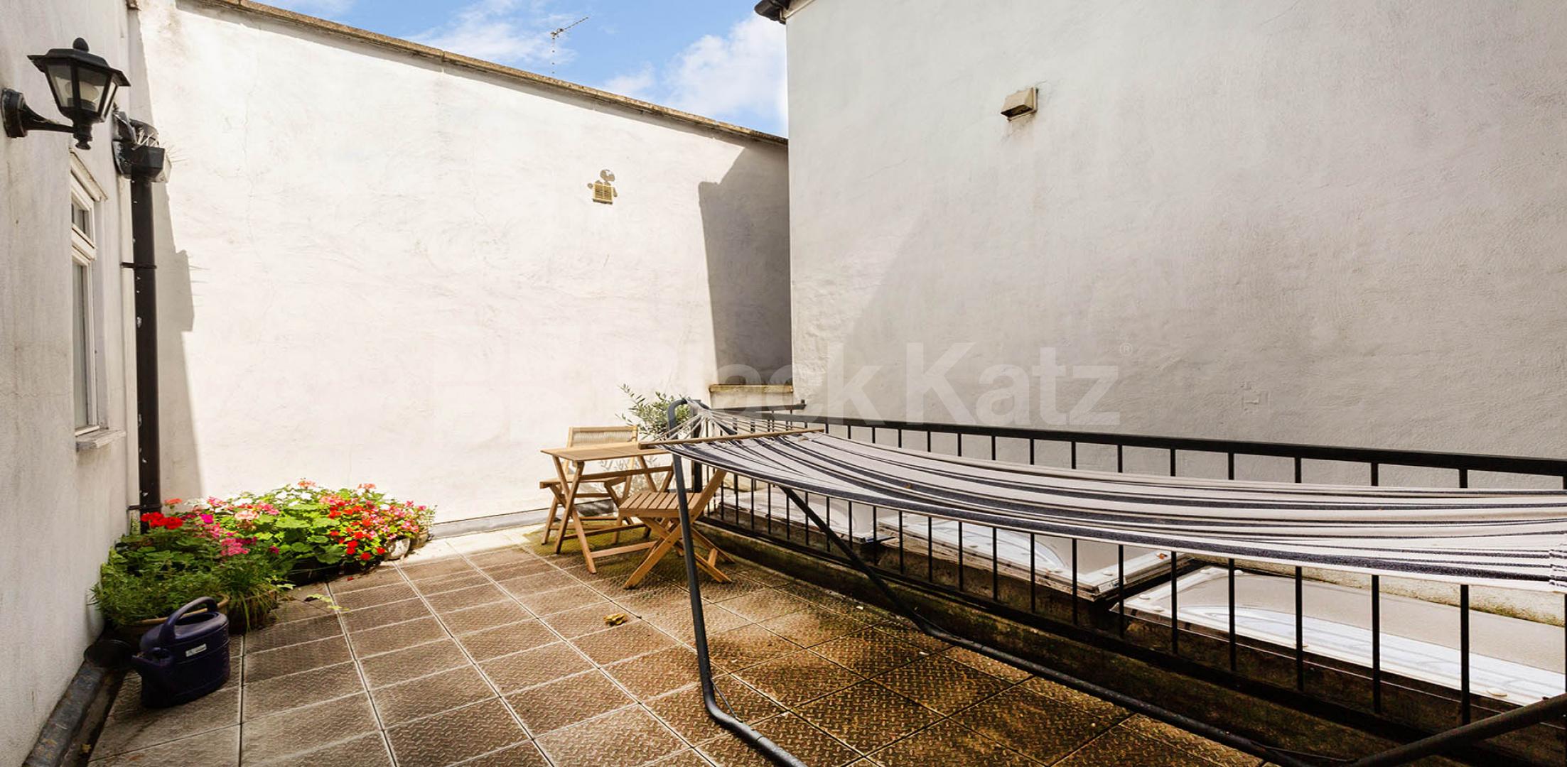 Situated in a prime location the property offers a sun trap roof terrace Swan Yard, Highbury & Islington 